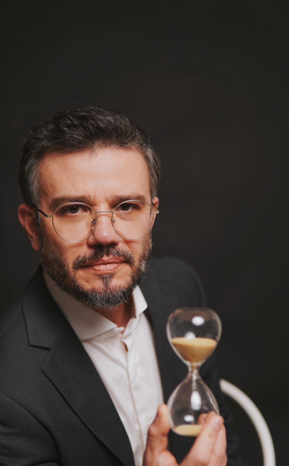 Dr. Diego Aguiar segurando uma ampulheta